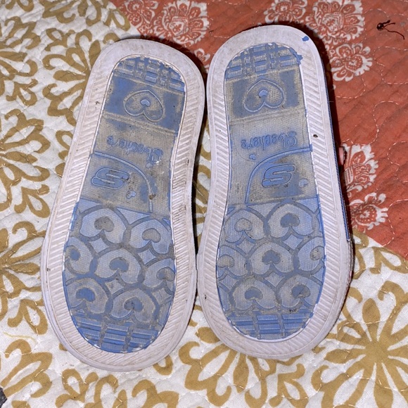 Toddlers tennis shoes, size 5. - Picture 4 of 4